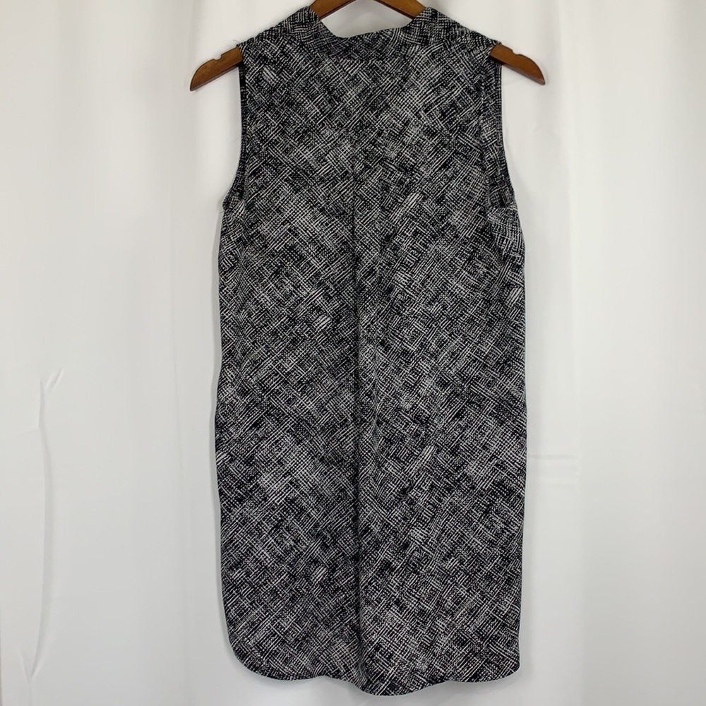 Banana Republic Sleeveless Notched Collar Blouse - Grey/White, Size XS - Picture 4 of 5